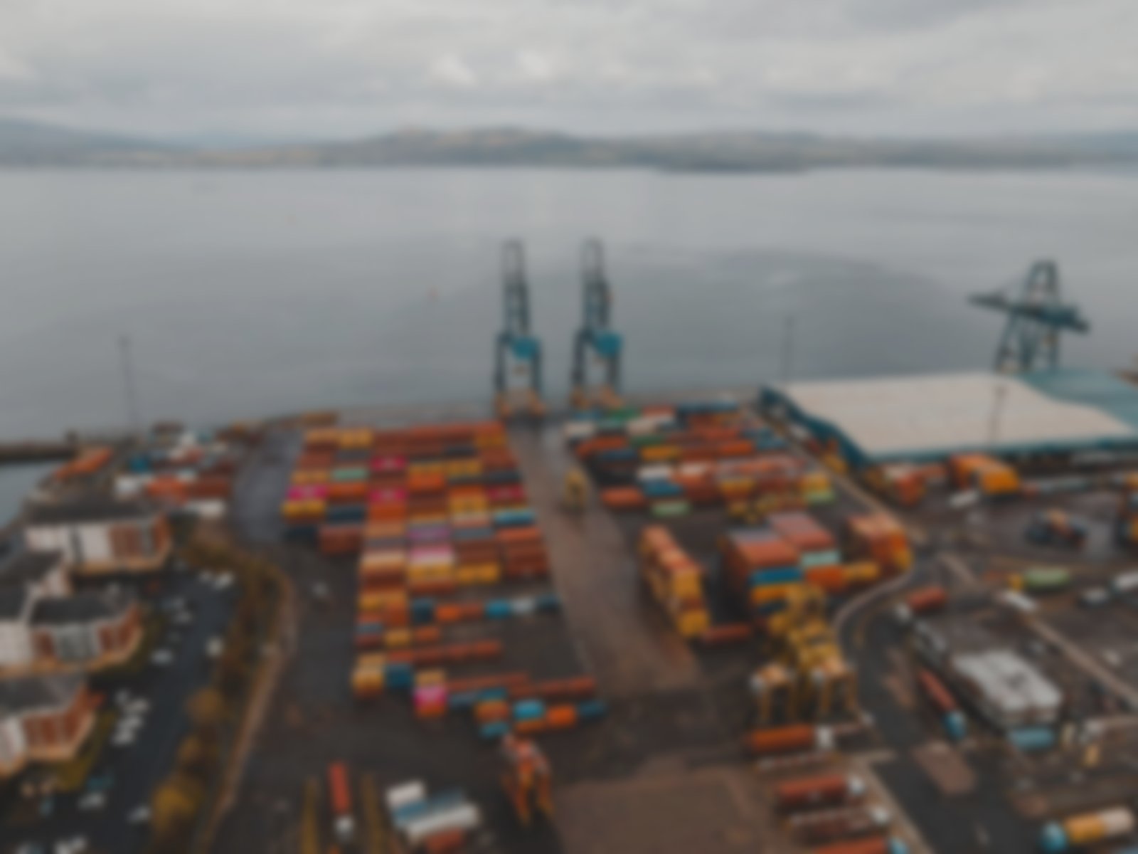 Operação logística integrada com porto internacional, navio porta-contêineres, contêineres e caminhões