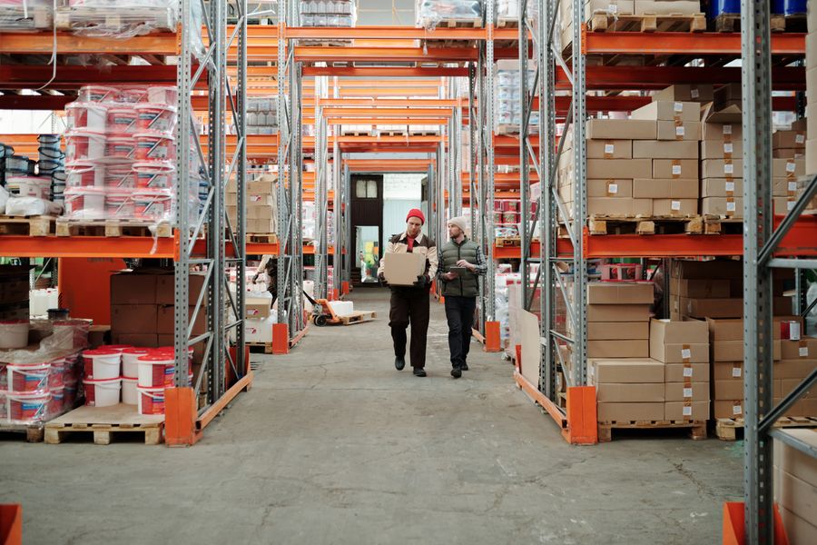 Interior de centro de distribuição com prateleiras organizadas