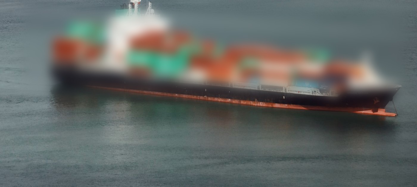 Navio porta-contêineres em operação portuária