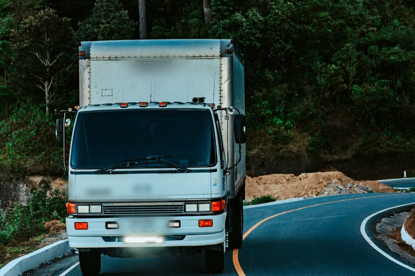 Caminhão em rodovia realizando transporte de carga