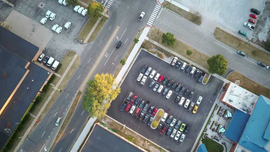 Veículos organizados para transporte em pátio logístico